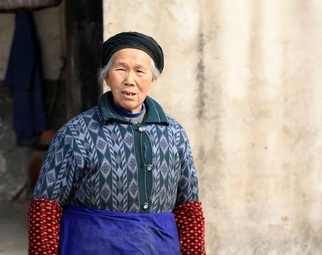 弟弟要娶親來家裡借錢，岳母給一箱酸奶敷衍，打開後母親熱淚盈眶