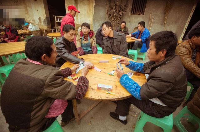男子裝窮回老家，哥哥裝作不認識，弟弟放鞭炮歡迎，隔天驚喜來了