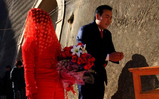 執意嫁給窮酸老公，婚後有難回娘家借錢，哥哥說一番話我淚如雨下