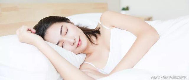 吃不對也影響睡眠？對！8條飲食建議助你睡個好覺