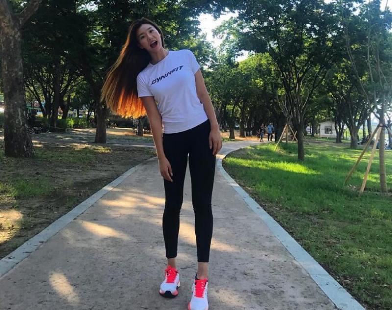 漂亮美女練習普拉提，瘦出好身材，輕鬆做起一字馬，秀馬甲線！