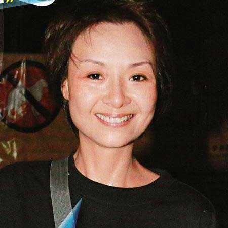波霸女神葉子楣近照曝光，為胸部投保200萬，如今53歲風采依舊！