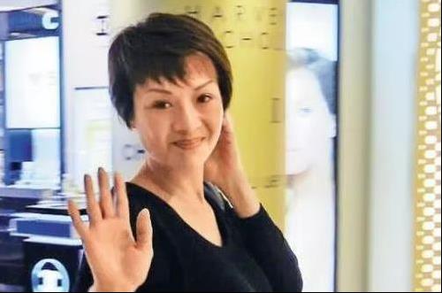 波霸女神葉子楣近照曝光，為胸部投保200萬，如今53歲風采依舊！