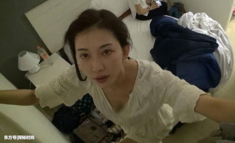 林志玲素顏照片被爆出，身穿睡衣有亮點，網友：五官精緻！