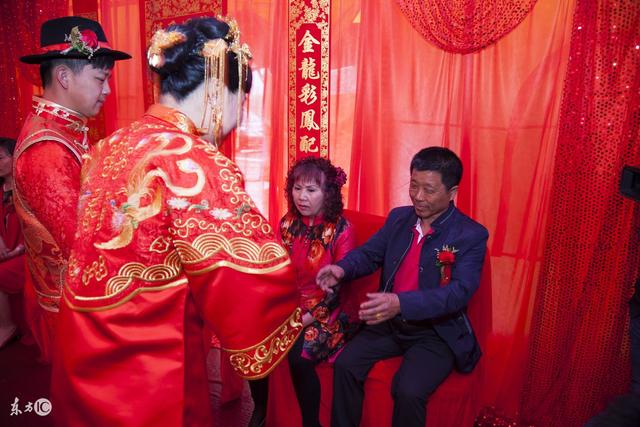 哥哥結婚不通知我，知道新娘是誰後，我傻了，把兩千紅包改成兩萬