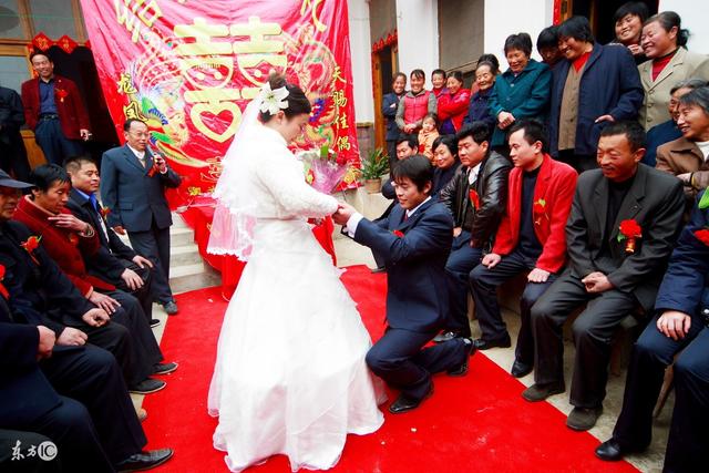 哥哥結婚不通知我，知道新娘是誰後，我傻了，把兩千紅包改成兩萬