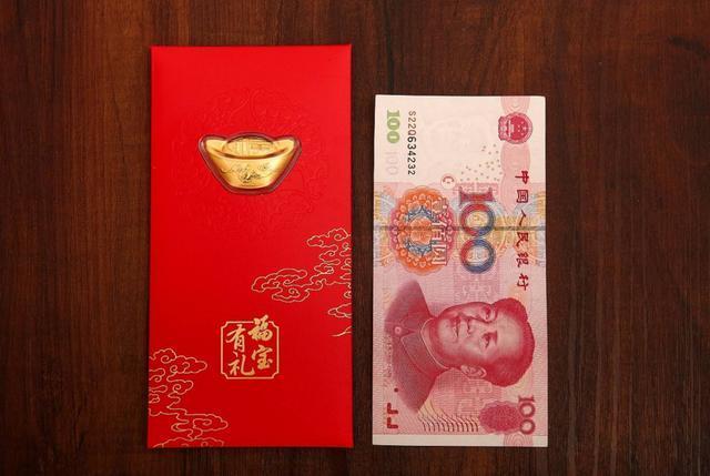 準兒媳初次登門，我給她兩千紅包，她走後我在被子裡發現兩萬塊錢