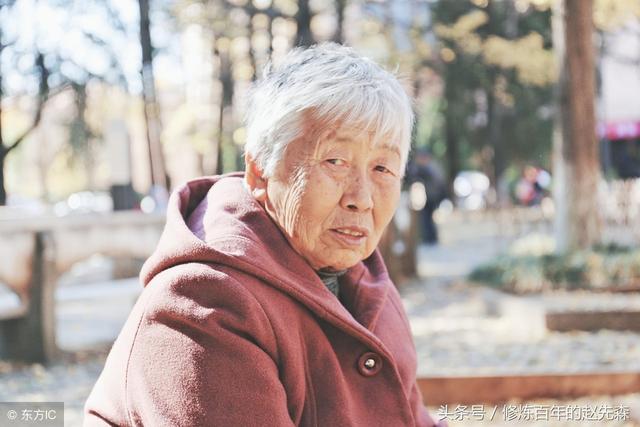 懷孕後農村婆婆來伺候，她張口就要2千，離開後收拾房間我愣住