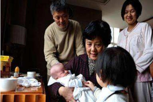 小姑子回娘家坐月子，她讓我送她金項鍊，婆婆說句話，我不嫁了