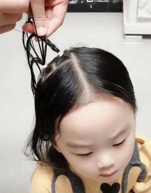 原本想給女兒梳個美美的髮型，不小心用力太猛，孩子就……禿了