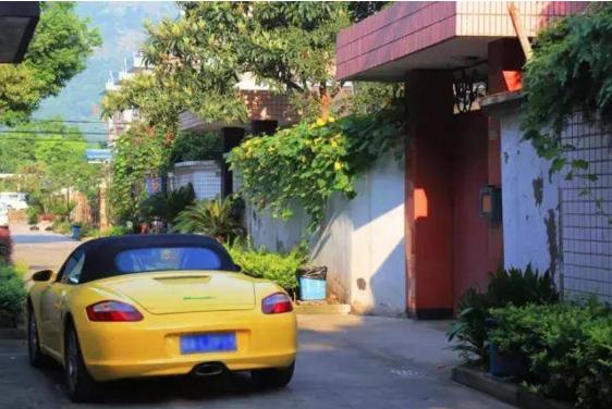 父親為給兒子治病，六萬塊賣了女兒，20年後女兒回來把父親看傻了