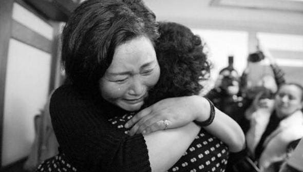 父親為給兒子治病，六萬塊賣了女兒，20年後女兒回來把父親看傻了