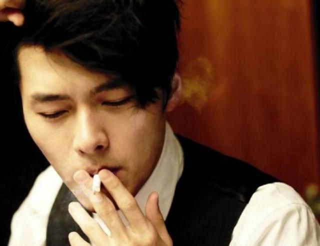 妻子回娘家忘拿手機，手機螢幕一亮，我拿著房本追出門去