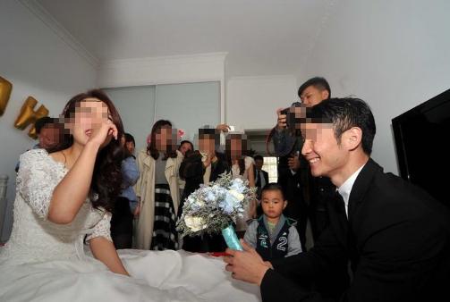 結婚娘家送全款房，外派兩年後回來，看見臥室出來的女人，愣住了