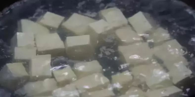 豆腐的懶人做法，不炒不燉，連鏟子都不用，幾分鐘搞定，好吃！