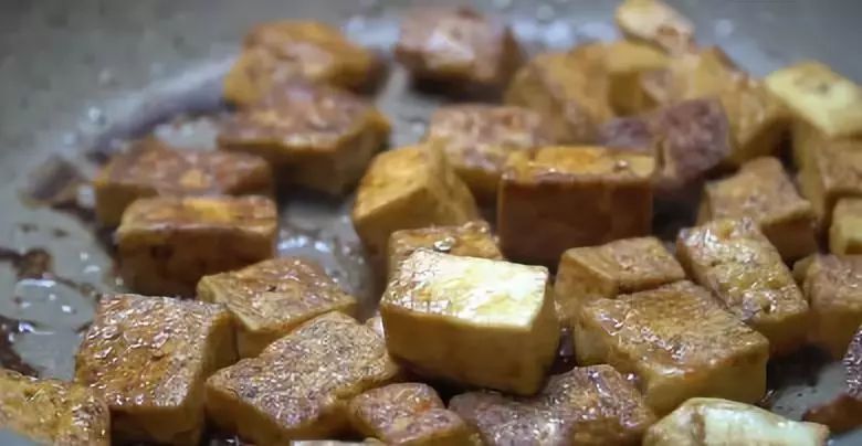 豆腐的懶人做法，不炒不燉，連鏟子都不用，幾分鐘搞定，好吃！
