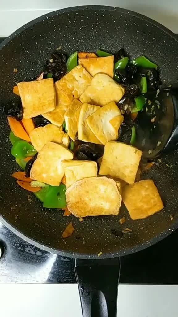 美味家常豆腐，滑溜軟嫩豆香味美，咬一口滿嘴香，缺鮮蔬它來替！