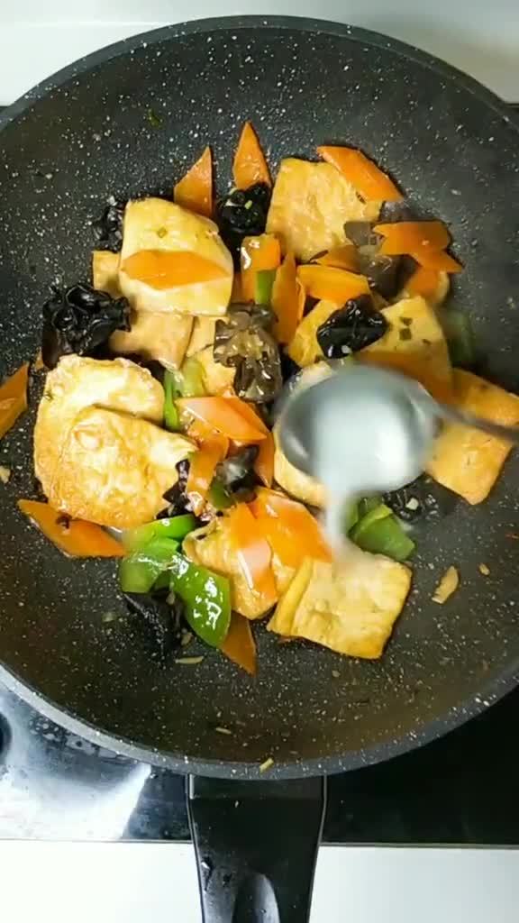 美味家常豆腐，滑溜軟嫩豆香味美，咬一口滿嘴香，缺鮮蔬它來替！