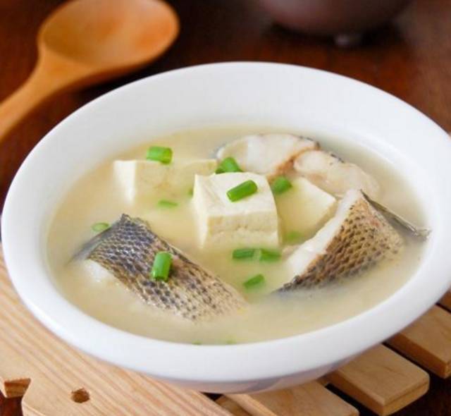 燉魚湯總有一股土腥味？只需這一招，腥味輕鬆去除！
