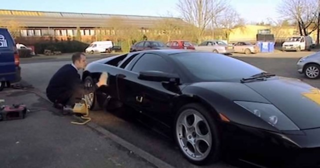 世界上最會洗車的人一次要價24萬，想請他洗車，請先排半年！