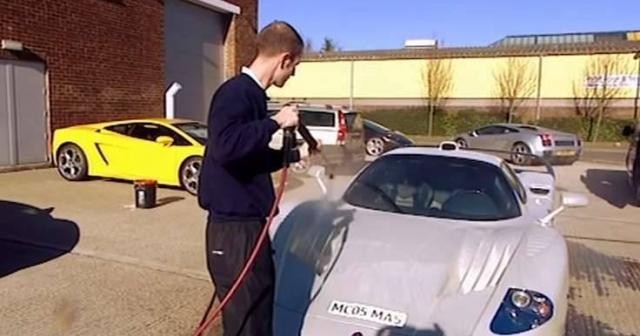 世界上最會洗車的人一次要價24萬，想請他洗車，請先排半年！
