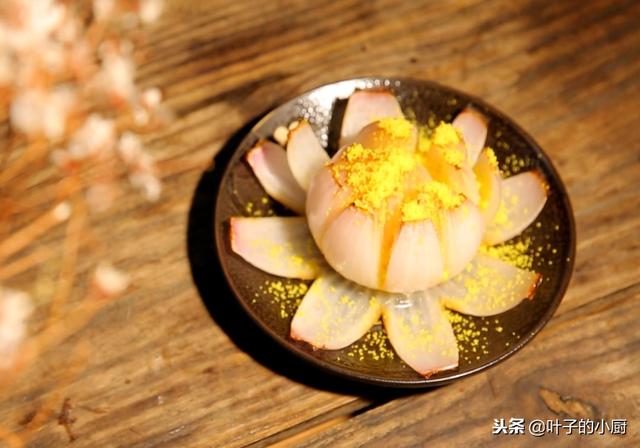 2個洋蔥，3個蛋黃，切上4刀，餐桌上開啟「艷麗的蓮花「！