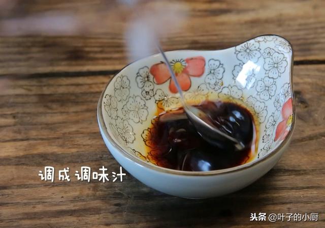 2個洋蔥，3個蛋黃，切上4刀，餐桌上開啟「艷麗的蓮花「！