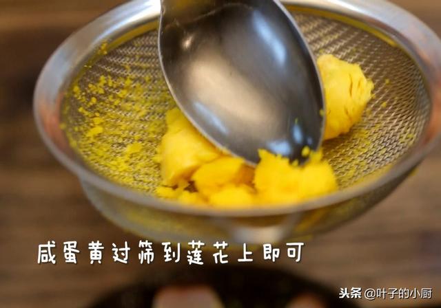 2個洋蔥，3個蛋黃，切上4刀，餐桌上開啟「艷麗的蓮花「！
