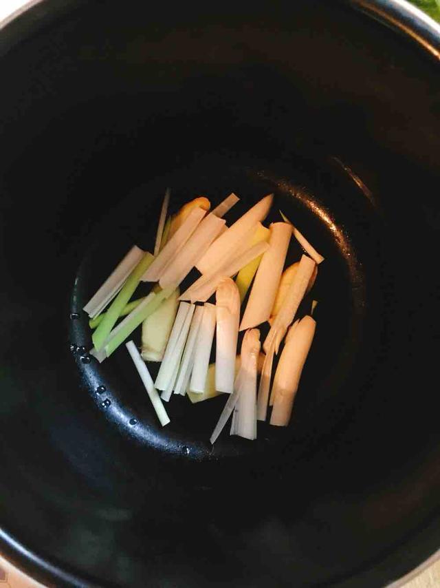 老媽把整塊肉丟進高壓鍋里，不加1滴水，出鍋後全被我一個人吃光