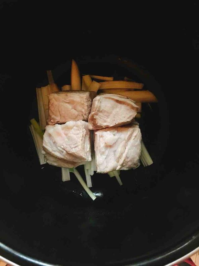 老媽把整塊肉丟進高壓鍋里，不加1滴水，出鍋後全被我一個人吃光