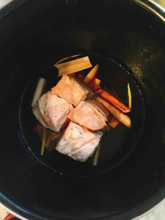 老媽把整塊肉丟進高壓鍋里，不加1滴水，出鍋後全被我一個人吃光
