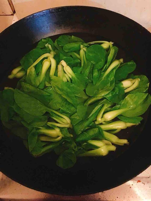 老媽把整塊肉丟進高壓鍋里，不加1滴水，出鍋後全被我一個人吃光
