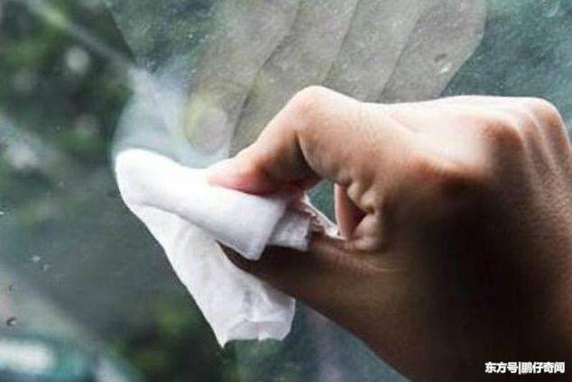 不要再傻傻的開暖風了，老司機教你一招，車窗輕鬆除霧，是真的！