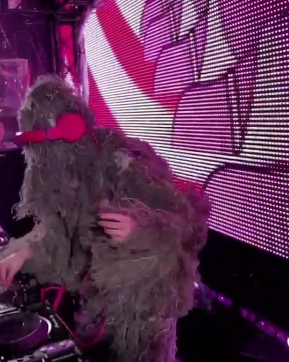 DJ SODA刷碟太誇張！在台上直接「邊刷邊脫衣」一次四件丟光…觀眾嗨爆 