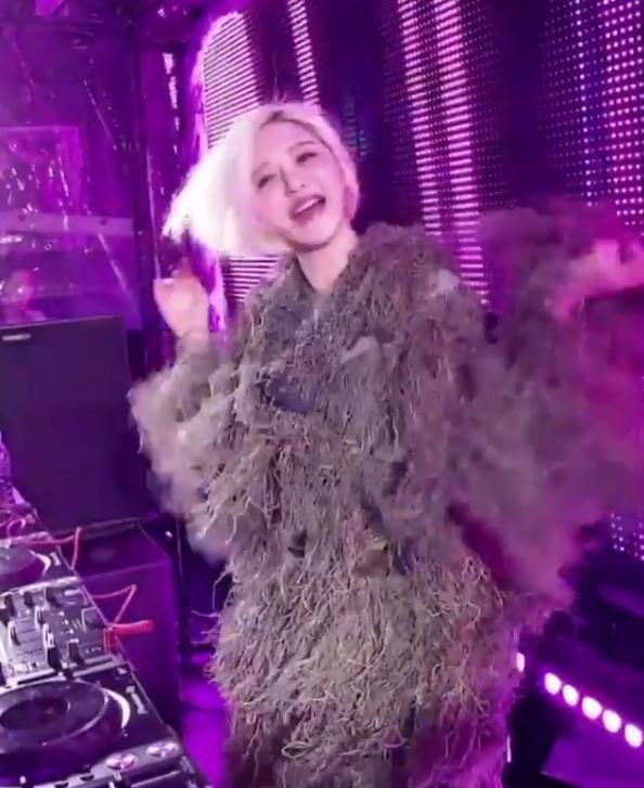 DJ SODA刷碟太誇張！在台上直接「邊刷邊脫衣」一次四件丟光…觀眾嗨爆 