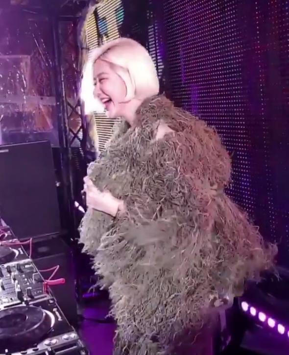 DJ SODA刷碟太誇張！在台上直接「邊刷邊脫衣」一次四件丟光…觀眾嗨爆 