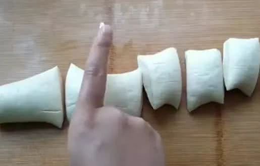 快速雞蛋餅的做法，不用發麵，開水一燙，柔軟又勁道，早餐首選