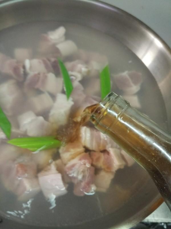 做紅燒肉時，焯水還是不焯水，很多人不清楚，難怪吃起來又膩又柴