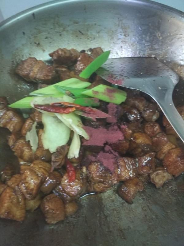 做紅燒肉時，焯水還是不焯水，很多人不清楚，難怪吃起來又膩又柴