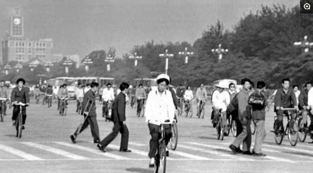 10張「30年前的台灣VS.中國」生活差異照 中國男人逛街「下半身穿搭」意外超fashion