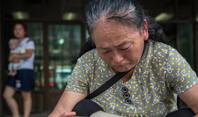 我家窮妻子狠心離開，三年後我去找她復婚，岳母卻給我張黑白照片
