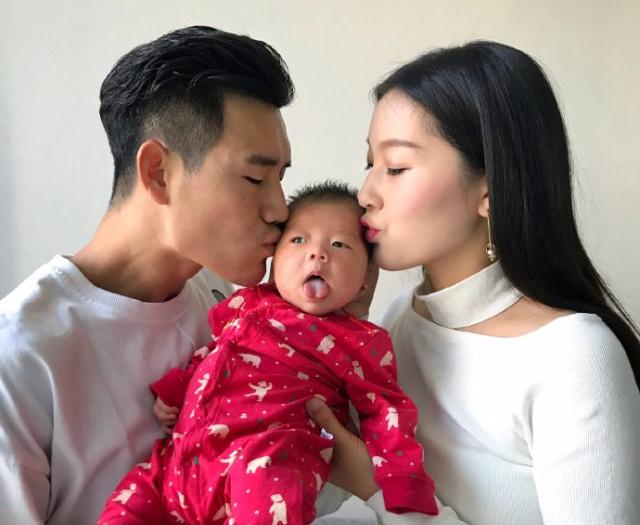 兒子回城我給一包雞翅，上車前他丟在豬圈喂豬，打開後我熱淚盈眶