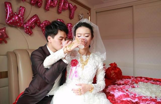 小舅子結婚買房錢不夠，我瞞著老婆借他十萬，回家看到簡訊我痛哭