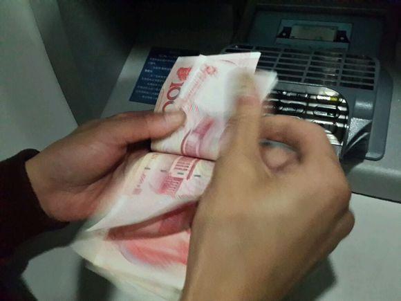 小舅子結婚買房錢不夠，我瞞著老婆借他十萬，回家看到簡訊我痛哭