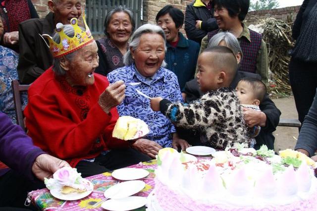 岳母生日我送金耳環，走時她給我半塊吃剩蛋糕，到家我熱淚盈眶