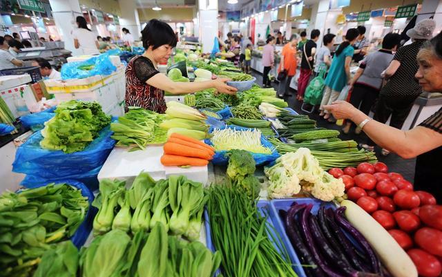 岳母去菜場買菜不花錢，我抱著兒子去找她，走進菜市場我淚如雨下