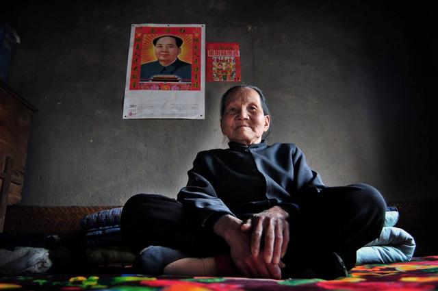 回家陪母親過生日，吃飯時她說妻子是小偷，翻開她的包我淚如雨下
