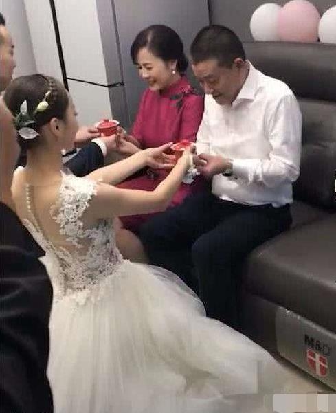 全網「最美婆婆」火了, 穿紅旗袍被誤當新娘, 膚若凝脂，喝茶都這麼美，網友：被歲月眷顧的女人