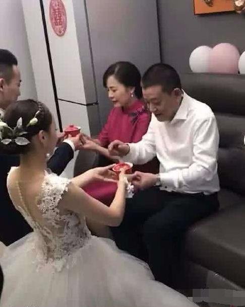 全網「最美婆婆」火了, 穿紅旗袍被誤當新娘, 膚若凝脂，喝茶都這麼美，網友：被歲月眷顧的女人