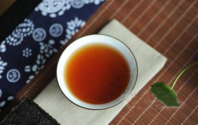 懷孕婆婆給我喝濃茶，我一把倒桶里，不久門鈴響，開門我熱淚盈眶